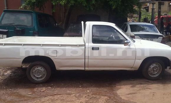 Acheter Occasion Voiture Toyota Hilux Blanc à Bamako au Mali Acheter Occasion Voiture Toyota Hilux Blanc à Bamako au Mali