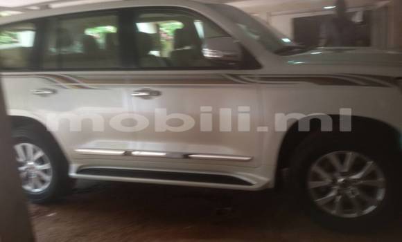 Acheter Neuf Voiture Toyota Land Cruiser Blanc à Bamako au Mali Acheter Neuf Voiture Toyota Land Cruiser Blanc à Bamako au Mali