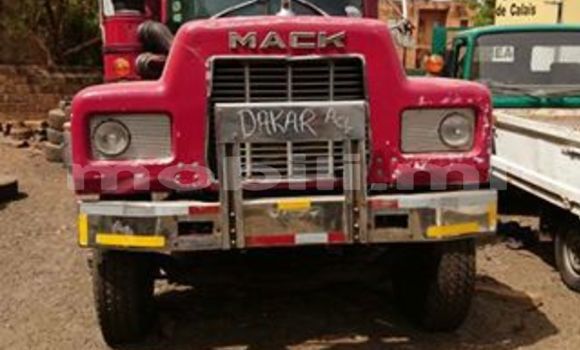 Acheter Occasion Utilitaire Mack RD Rouge à Bamako au Mali Acheter Occasion Utilitaire Mack RD Rouge à Bamako au Mali