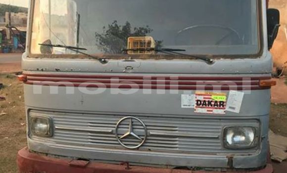 Acheter Occasion Utilitaire Mercedes‒Benz 1820 Gris à Bamako au Mali Acheter Occasion Utilitaire Mercedes‒Benz 1820 Gris à Bamako au Mali