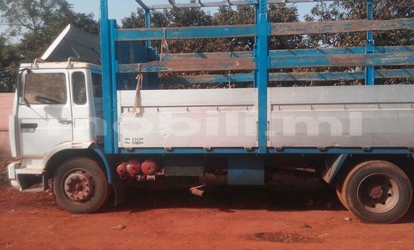 Acheter Occasion Utilitaire Renault Midlum Blanc à Bamako au Mali Acheter Occasion Utilitaire Renault Midlum Blanc à Bamako au Mali
